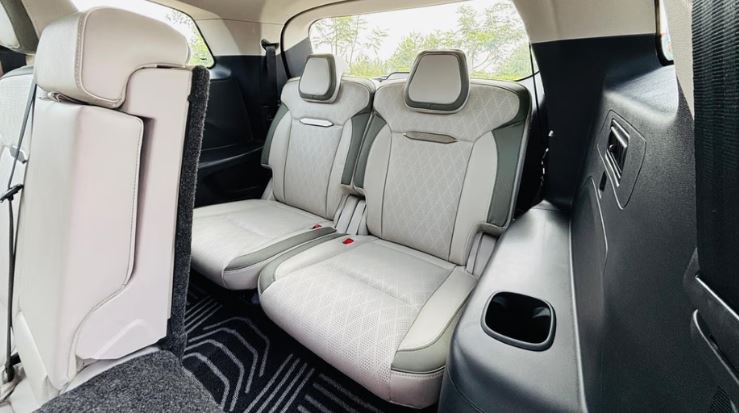 Mahindra XEV 9S third row space