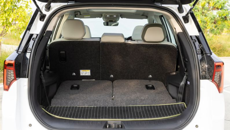 Mahindra XEV 9S boot space with third row fold